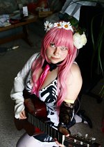 Cosplay-Cover: Melodic Flower Luka im anderen Top