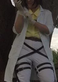 Cosplay-Cover: Hanji Zoe - Arztkittel