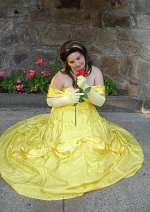 Cosplay-Cover: Belle im Ballkleid