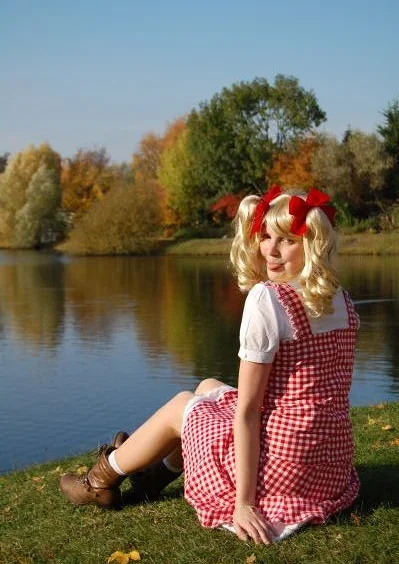 Cosplay-Cover: Candy White Adley (kariertes Kleid)