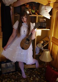 Cosplay-Cover: White Lolita in Wardrobe